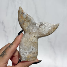 Load image into Gallery viewer, Agate Whales Tail 01