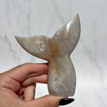 Load image into Gallery viewer, Agate Whales Tail 02