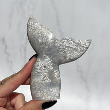 Load image into Gallery viewer, Agate Whales Tail 03