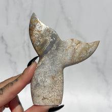 Load image into Gallery viewer, Agate Whales Tail 06
