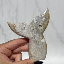 Load image into Gallery viewer, Agate Whales Tail 06
