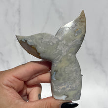 Load image into Gallery viewer, Agate Whales Tail 07