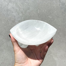 Load image into Gallery viewer, Selenite Charging Eye Bowl