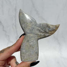 Load image into Gallery viewer, Agate Whales Tail 05
