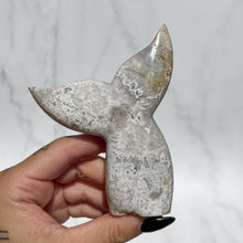 Load image into Gallery viewer, Agate Whales Tail 01
