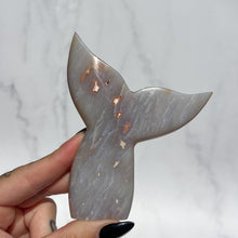 Load image into Gallery viewer, Agate Whales Tail 02
