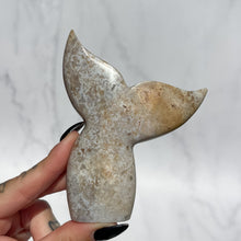 Load image into Gallery viewer, Agate Whales Tail 04
