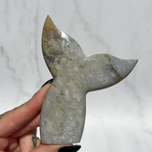 Load image into Gallery viewer, Agate Whales Tail 07
